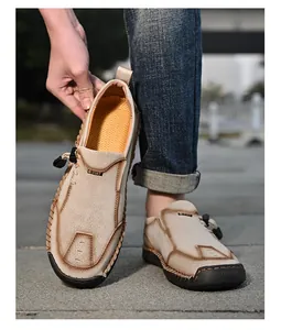 Macro-opname van handgemaakte leren loafers met contraststiksels en sportieve zool