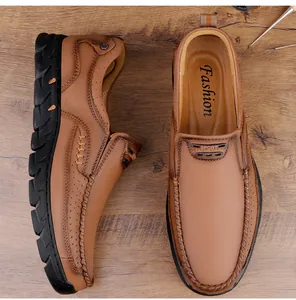Détails des mocassins en cuir marron avec coutures à la main et semelles en caoutchouc