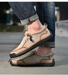 Detail van kaki lederen loafers met handgemaakte stiksels en antislip rubberen zolen