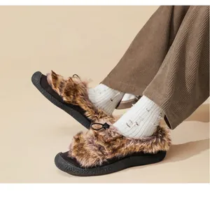 Dettaglio di pantofole in peluche leopardate con coulisse e suola antiscivolo spessa