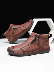 Detailansicht brauner Herrenschuh aus Leder mit Seitenreißverschluss und Handnaht