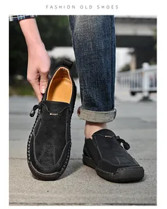 Detail van zwarte suède loafers met verstelbaar trekkoord en rubberen zool