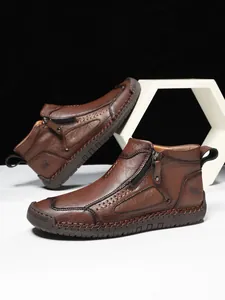 Detailansicht brauner Lederstiefel mit seitlichem Reißverschluss und handgenähter Sohle