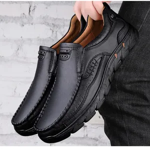 Gros plan de chaussures décontractées en cuir noir pour hommes avec surpiqûres et logo sport
