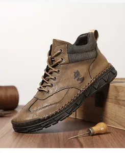 Detail van bruine leren laarzen met handgemaakte stiksels en antislip rubberen zolen