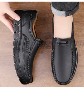 Vue détaillée de chaussures décontractées en cuir noir pour hommes avec broderie sport