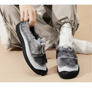 Dettaglio di scarpe in pelliccia grigia con coulisse e suola in gomma antiscivolo per l'inverno