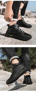 Detalle de bota de cuero negro con distintivos puntos amarillos en la suela gruesa