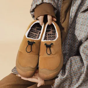 Dettaglio ravvicinato delle scarpe slip-on marroni con calda fodera in pile bianco