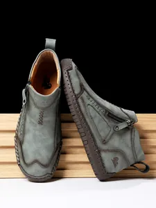 Detail von Herrenfreizeitschuhen mit seitlichem Reißverschluss und Handnaht