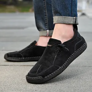 Handgemaakte zwarte suède loafers voor heren met duurzame rubberen zool en accenten