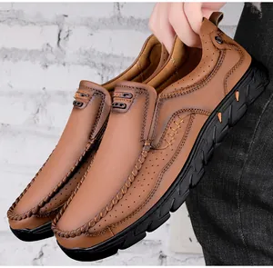 Gros plan de chaussures en cuir marron avec coutures à la main et perforation respirante