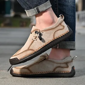 Handgemaakte heren suède loafers in kaki met contraststiksel en rubberen zolen