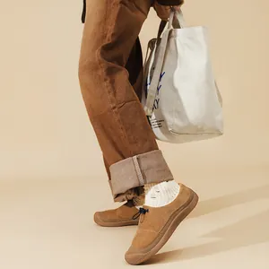 Vista dettagliata di scarpe slip-on in camoscio marrone con coulisse e stile casual