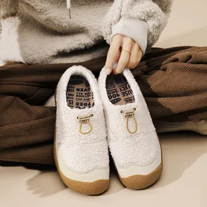 Dettaglio del tessuto in pile bianco sporco e del laccio regolabile di scarpe invernali