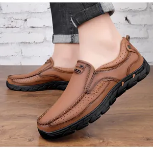 Gros plan sur chaussure en cuir marron avec logo sport, coutures main et semelle antidérapante