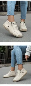 Detailansicht cremeweißer Freizeitschuhe mit handgenähten Sohlen und Reißverschlüssen