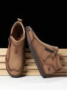 Detailansicht der dunkelbraunen Leder-Stiefeletten mit Reißverschluss und Handnaht