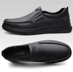 Détail de chaussures en cuir noir sans lacets avec coutures et semelle intérieure