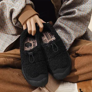 Vista dall'alto di scarpe slip-on in pile nero con lacci elastici e punta in gomma protettiva