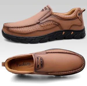 Détails de chaussures en cuir marron avec coutures à la main et semelles antidérapantes