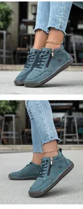 Detailansicht blauer Wildlederboots mit Reißverschluss und handgenähter Sohle für Damen