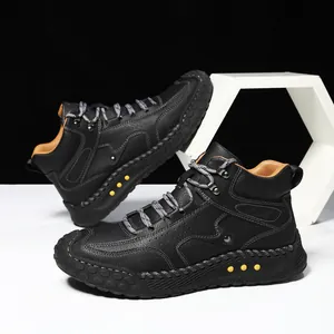 Botas de cuero para hombre con cordones bicolores y costuras blancas sobre fondo negro