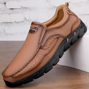 Mocassins pour hommes en cuir marron foncé avec semelle en caoutchouc et style sport