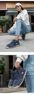 Details von blauen Wildleder-Freizeitschuhen mit Seitenreißverschluss und Gummisohle