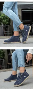 Detail von marineblauen Damen-Stiefeletten aus Wildleder mit dicker Gummisohle und Reißverschluss