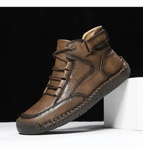 Nahaufnahme der handgefertigten Leder-Herrenstiefel mit Ziernähten und Vintage-Textur