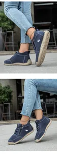 Nahaufnahme der dunkelblauen Wildleder-Stiefeletten mit Reißverschluss und Gummisohle