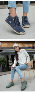 Detail der handgefertigten Naht und des Reißverschlusses an weichen Damenstiefeletten
