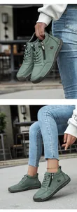 Detail von dunkelgrünen Wildleder-Stiefeletten mit Reißverschluss und handgenähter Gummisohle