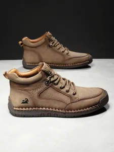 Detailaufnahme brauner Lederstiefel mit Handnaht und Schaf-Logo an der Außenseite