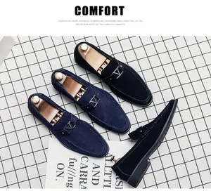 Detalle de mocasines de ante azul y negro con hebilla de metal plateado elegante