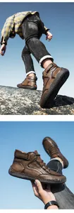 Detailansicht dunkelbrauner Leder Outdoor-Stiefel mit Handnähten und Gummisohle im Freien