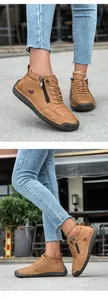 Seitenansicht brauner Mikrofaser-Stiefeletten mit Reißverschluss und Gummisohle