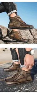 Detailansicht der handgenähten Leder-Oberfläche und Gummisohle an braunen Herrenschuhen