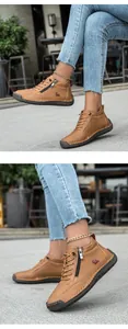 Detail von hellbraunen Freizeitschuhen mit handgenähter Sohle und seitlichem Reißverschluss