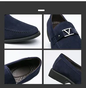 Detalle de mocasines de ante azul marino con costuras a mano y hebilla metálica en forma de V