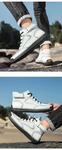 Detailansicht der Herren-High-Top-Schuhe mit Perforation und Gummisohle auf Outdoor-Felsen