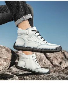 Detailansicht weißer High-Top Lederstiefel mit schwarzer Naht und Gummisohle