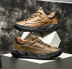 Détail de chaussures d'extérieur en cuir marron avec semelle en caoutchouc