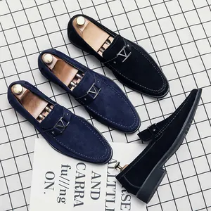 Mocasines de ante para hombre con hebilla metálica en V en color negro y azul oscuro