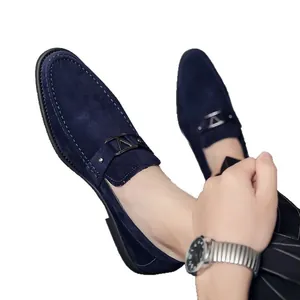 Mocasines de ante azul marino para hombre con hebilla en V metálica y costuras blancas