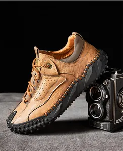 Détail de la tige en cuir marron avec perforations et semelle en caoutchouc noir