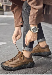Vue détaillée de chaussures décontractées en cuir marron avec coutures à la main et semelles