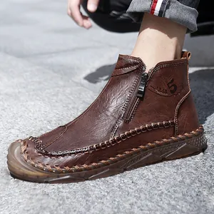 Stivaletti da uomo in pelle marrone con cerniera laterale e cuciture decorative su suola