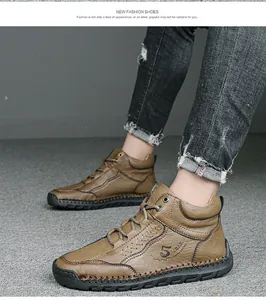 Dettaglio di scarpe alte in ecopelle marrone con cuciture a vista e spessa suola in gomma